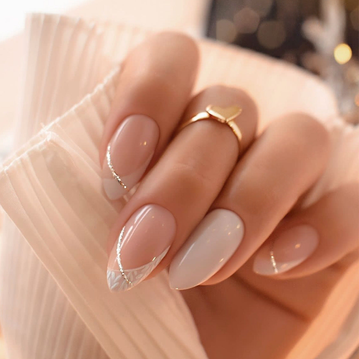 Dekoratives Press-On Nagelset mit stylischen Herz- und Schmuckakzenten Brehn