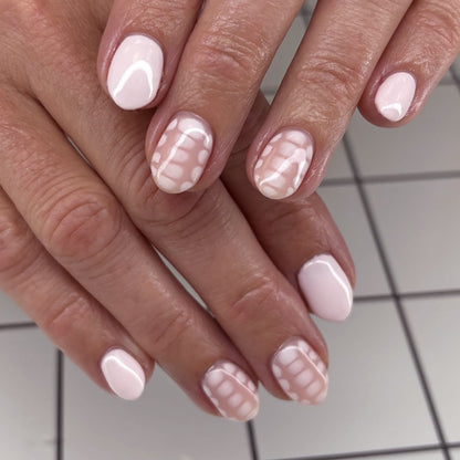 Kunstvolle Nailart mit eleganten Linien und zartem Design Brehn