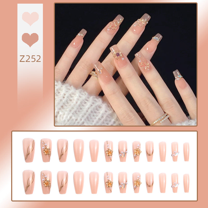 Kunstnagelset mit eleganten floralen und luxuriösen Verzierungen Brehn