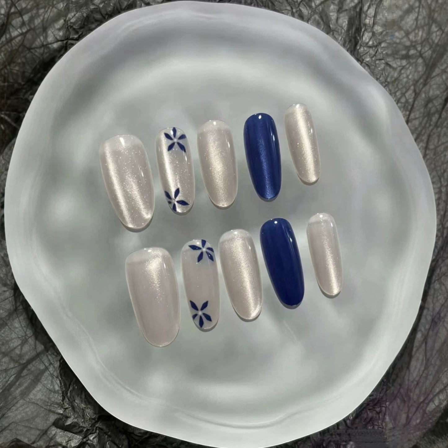 Künstlerisch floral inspiriertes Press-On Nagelset Brehn