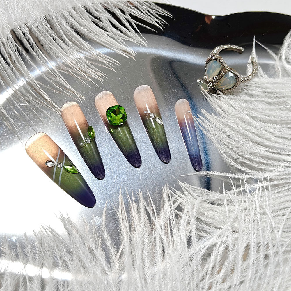 Kunstnägel mit elegantem Ombre-Design und Strass-Applikationen Brehn