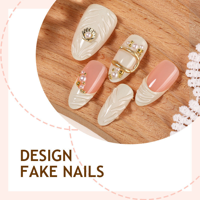 Kunstnagelset mit glamourösen Goldakzenten Brehn