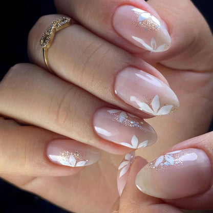 Premium Nagelkunst mit floralem Design und Glitzerakzenten Brehn