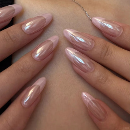 Kunstvolle Stiletto-Nägel mit Glanz- und Transparenzeffekten Brehn