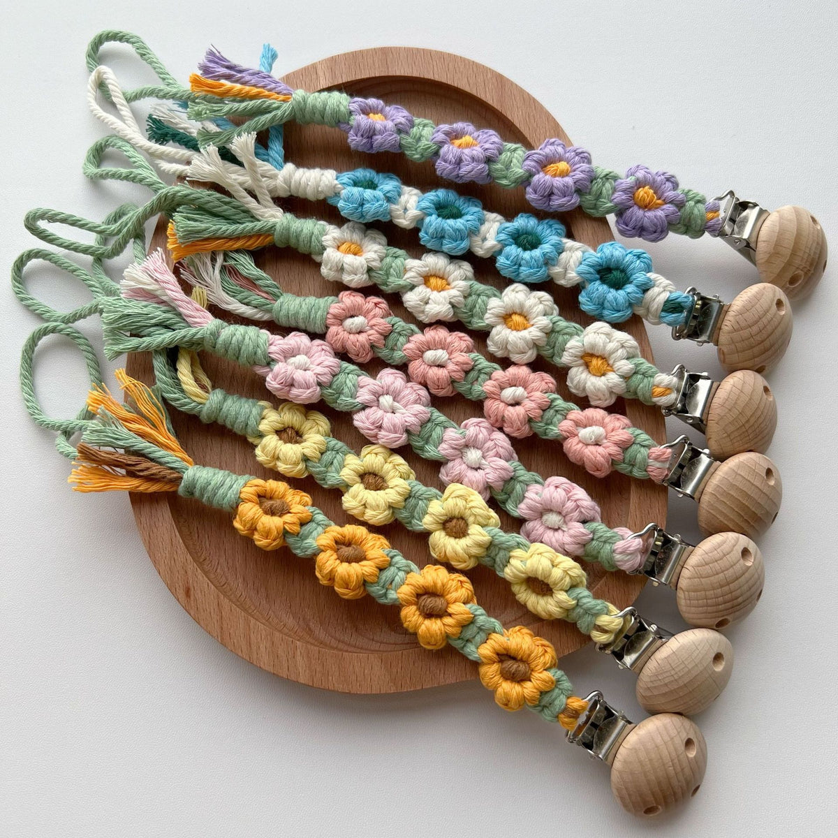 Makramee Blumen Schnullerclip mit Holz-Sicherheitsklammer