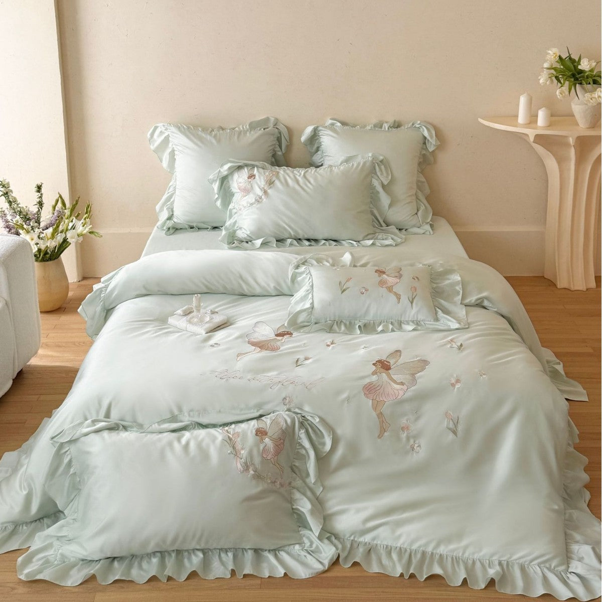 Satin-Bettwäsche-Set mit Stickereien und Rüschensaum
