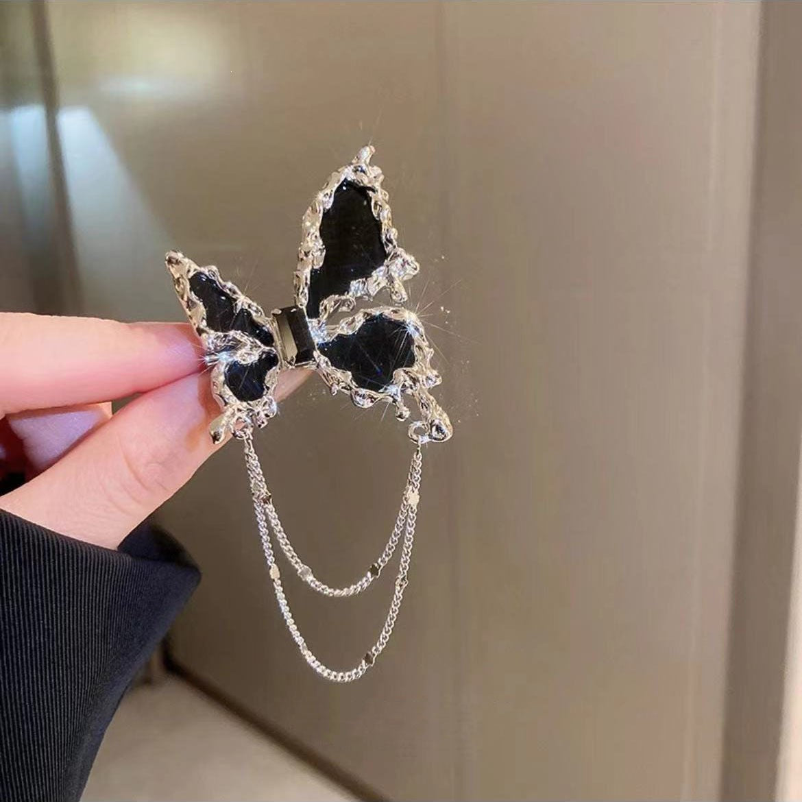 Elegante Brosche mit Blumen- und Kettenmotiv Brehn
