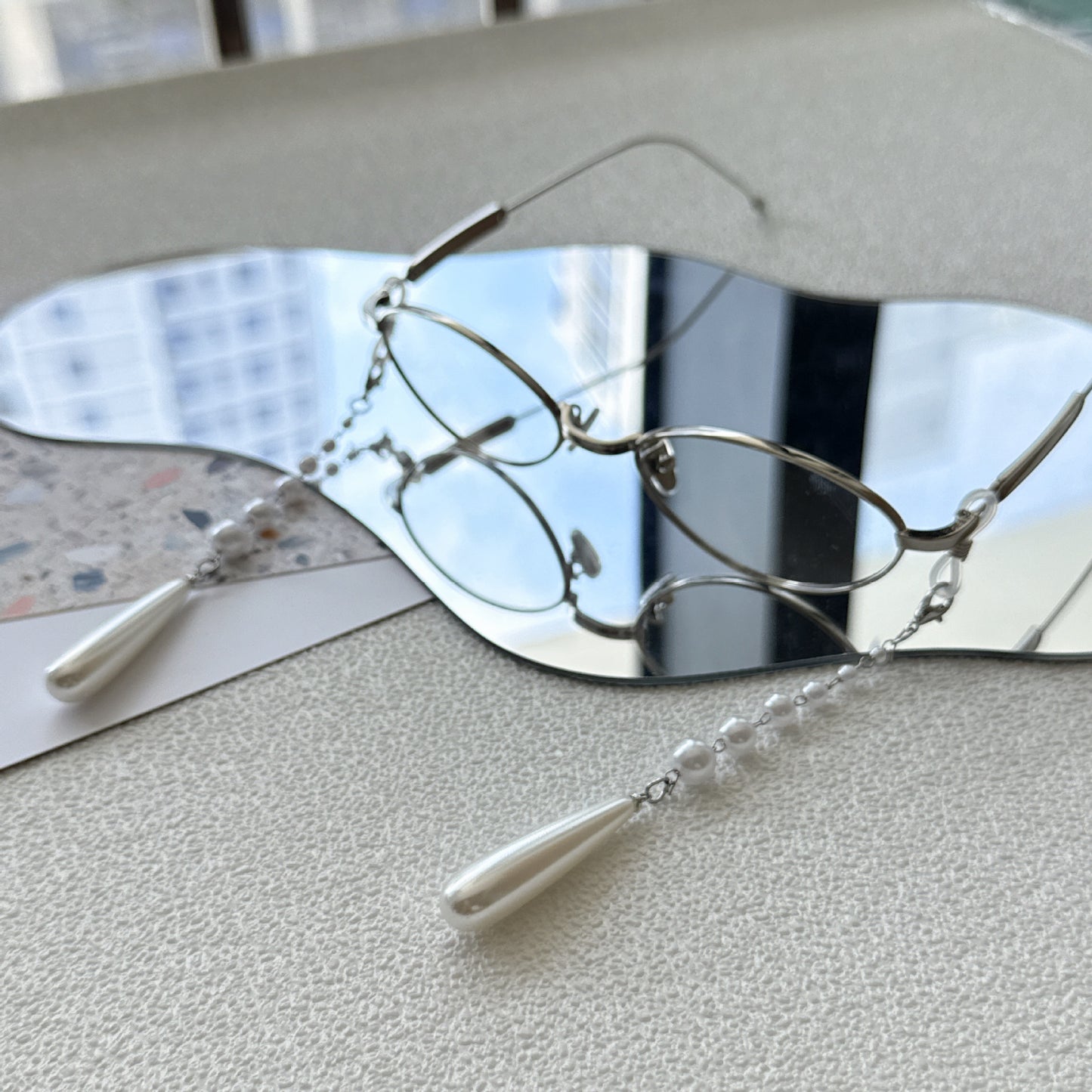 Elegante mit Perlenakzenten versehene Brillen Kette Brehn
