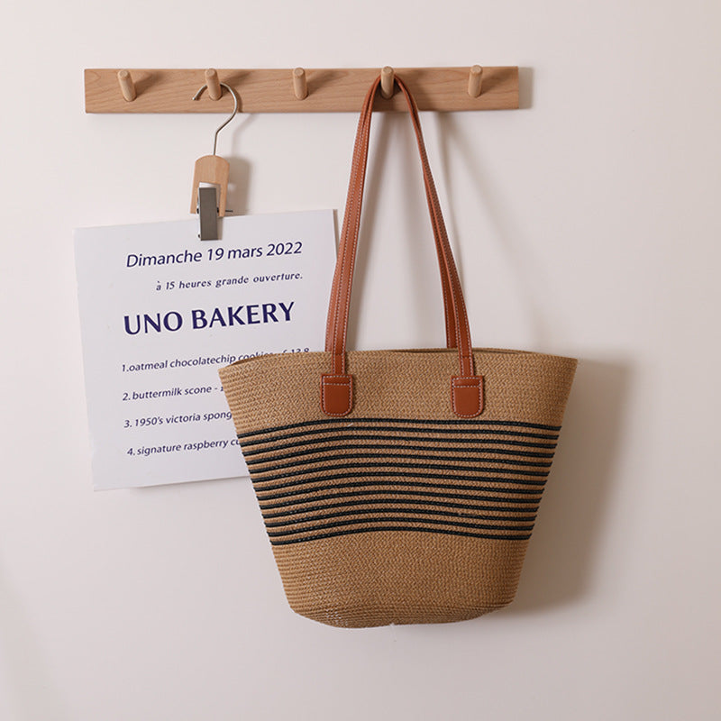 Elegante Bast-Umhängetasche mit Gestreiftem Design Brehn