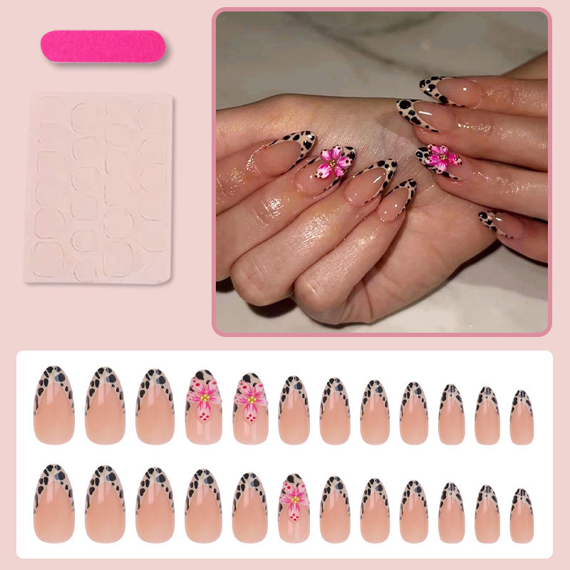 Kunstnagelset mit trendigen Blumenmotiven und eleganten Punkten Brehn