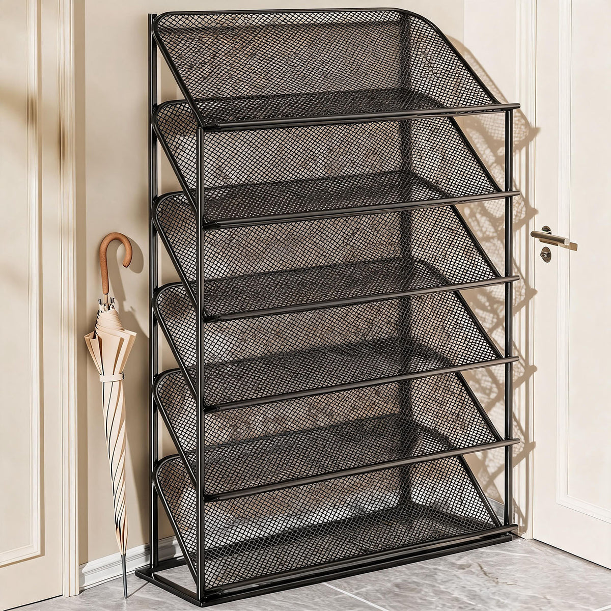 Vierstufiger vertikaler geneigter Metallgitter-Schuhregal-Organizer