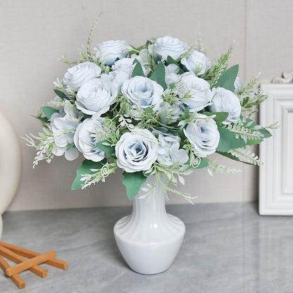 Lebensechte Blumenarrangement in modernem Vase