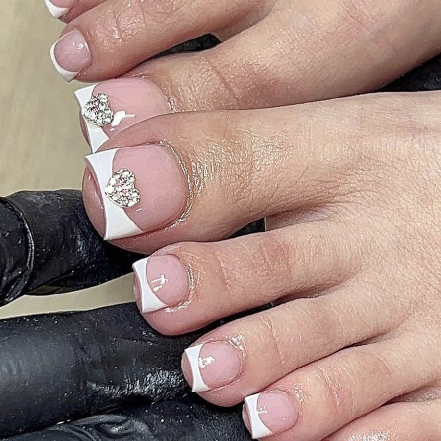 Kunstnagelset mit glamourösem Herzdesign und eleganter French-Spitze Brehn