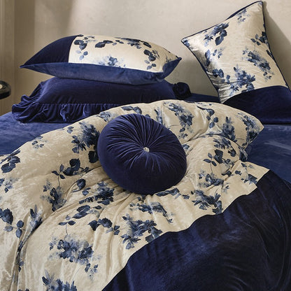 Premium-Samt-Bettwäscheset mit floralem Satin-Kontrast und dekorativer Kräuselbordüre