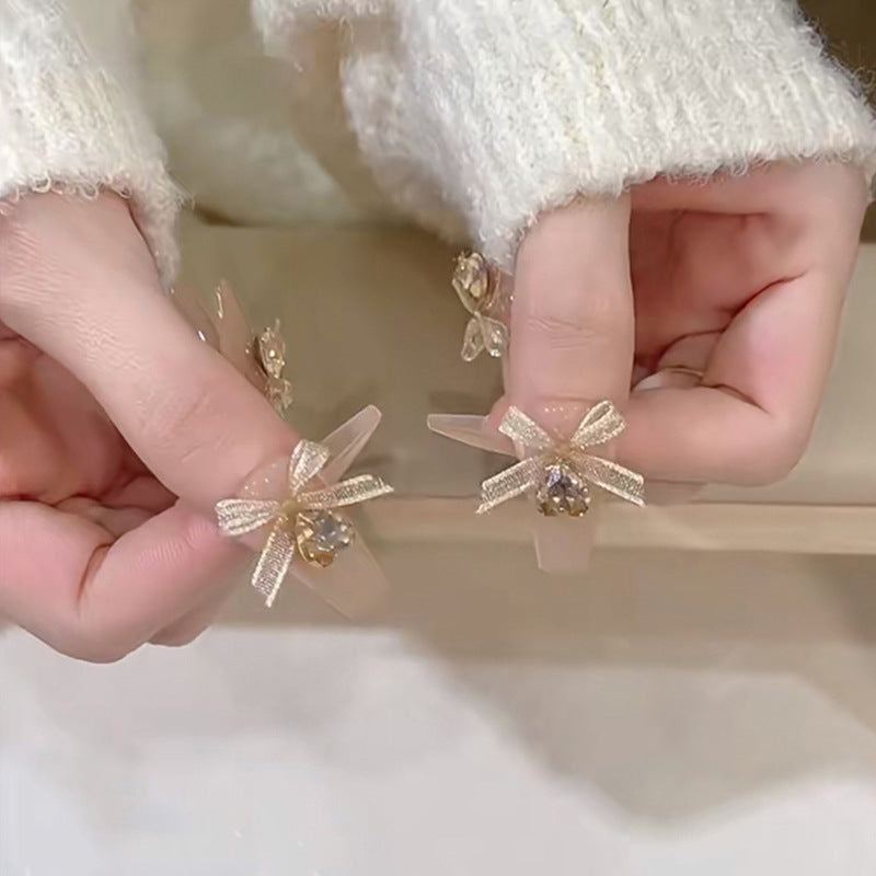 Kunstnagelset mit eleganten 3D-Bloßen und filigranen Akzenten Brehn