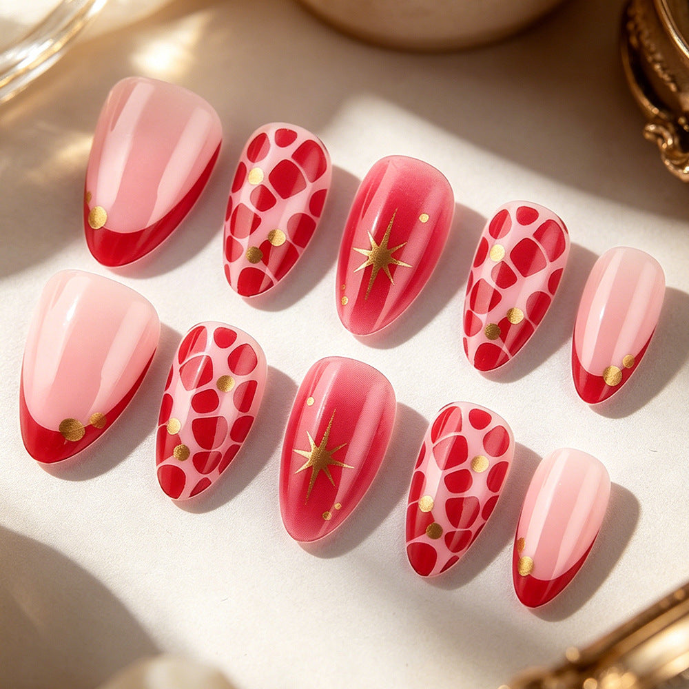 Dekoratives Nagelkunst-Set mit goldenen Akzenten Brehn