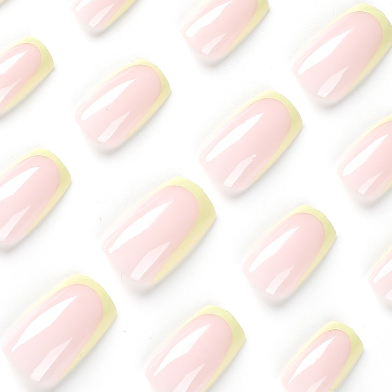 Kunstvolle Nagelverlängerungen mit elegantem French-Tip und modernen Akzenten Brehn