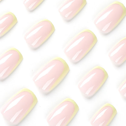 Kunstvolle Nagelverlängerungen mit elegantem French-Tip und modernen Akzenten Brehn