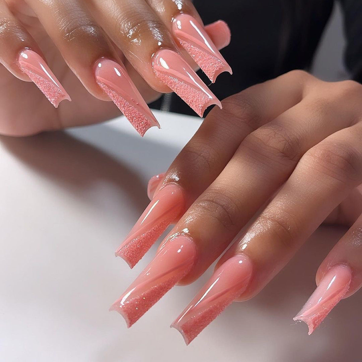 Kunstvolle Stiletto-Nägel mit Glitzer-Schimmer Brehn
