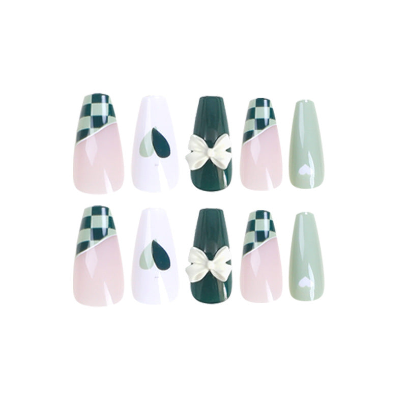 Künstliche Nagelverlängerungen mit kreativem Design und Glitzerakzenten Brehn