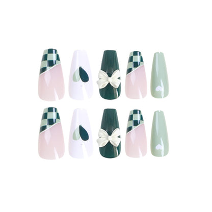 Künstliche Nagelverlängerungen mit kreativem Design und Glitzerakzenten Brehn