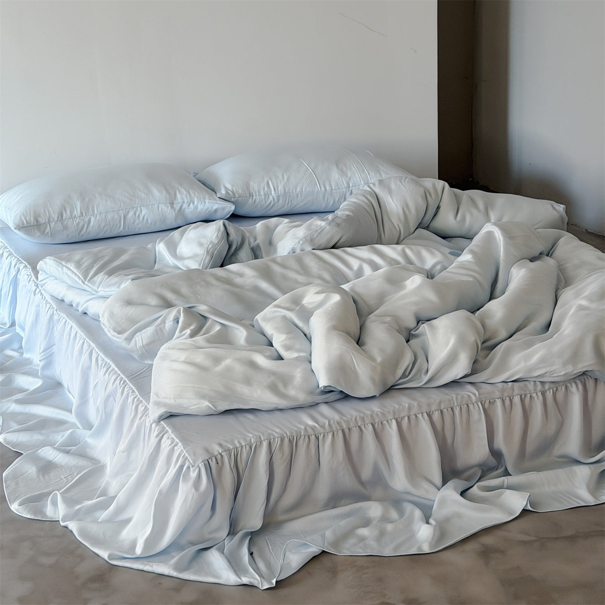 Bettwäsche-Set mit voluminösem Bettvolant und weichem Satin-Finish