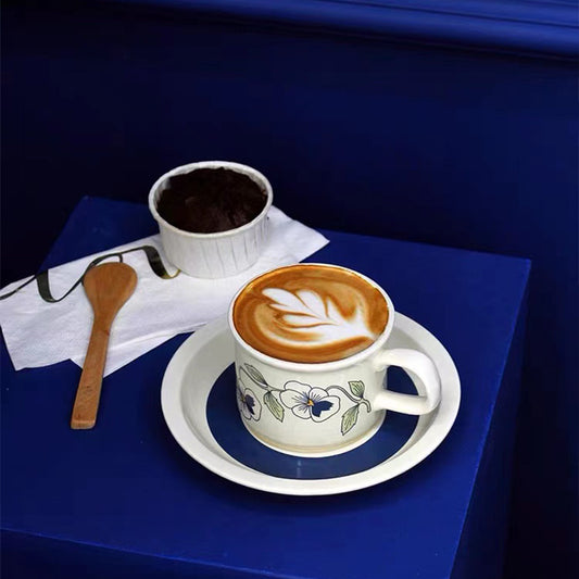 Feinporzellan Teetasse mit Untertasse und zartem Blumenmotiv