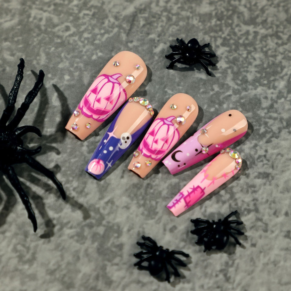 Kunstvolle Halloween-Nagelkunst mit trendigen Motiven und Glitzer Brehn