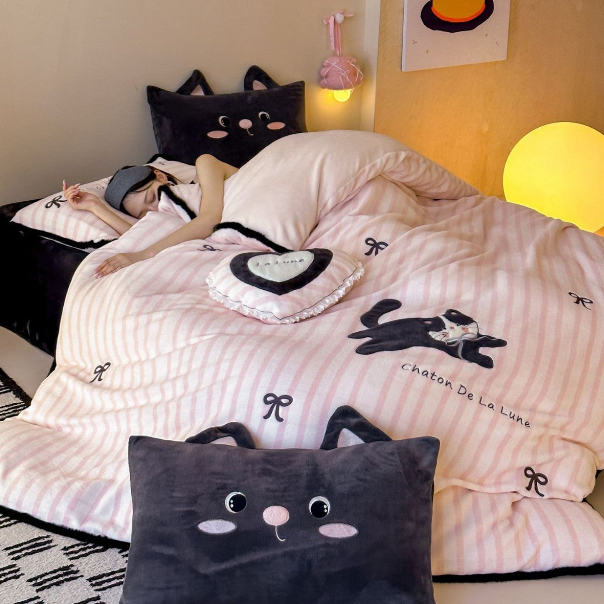 Kuschelige Microfleece-Bettwäschegarnitur mit 3D-Katzenapplikation und Herz-Zierkissen