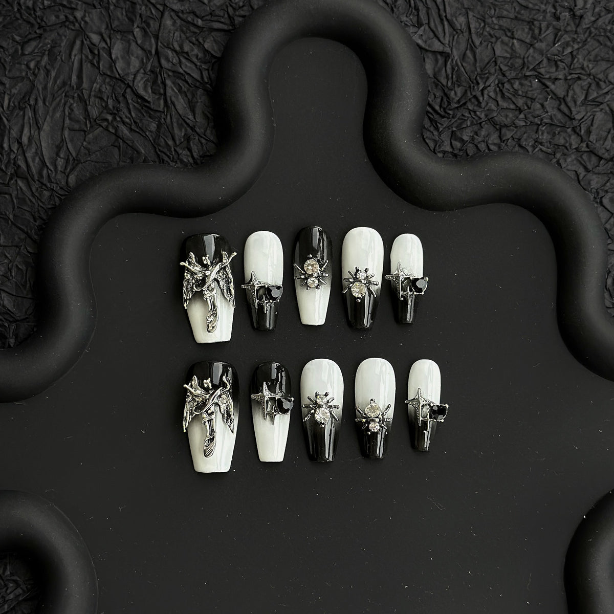 Künstlerisches Press-On Nagelkunstset mit gotischem Charme