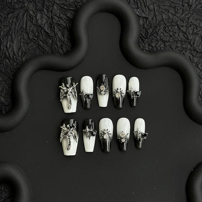 Künstlerisches Press-On Nagelkunstset mit gotischem Charme