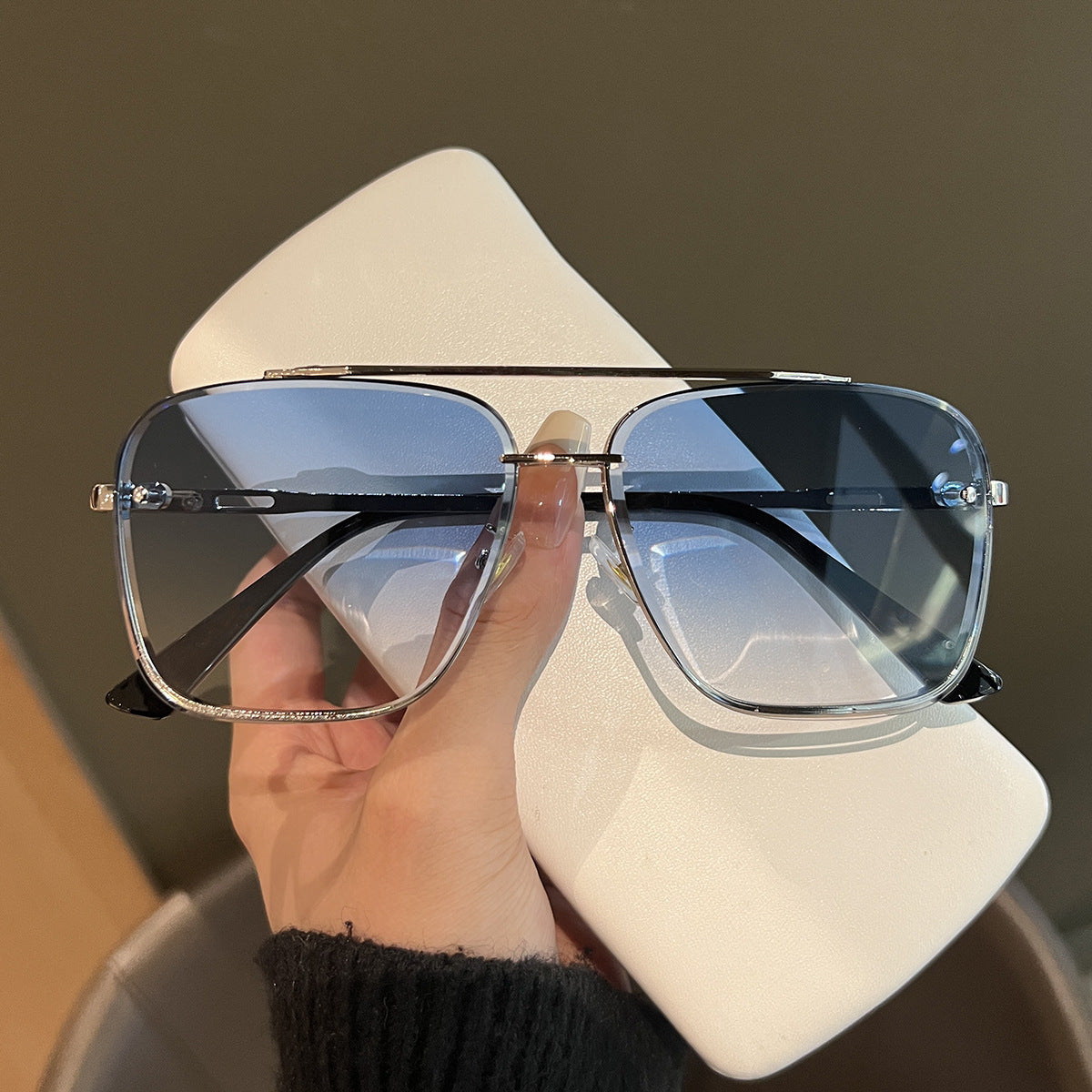 Damen quadratische Sonnenbrille mit schützenden Gläsern und modernem Metallrahmen Brehn