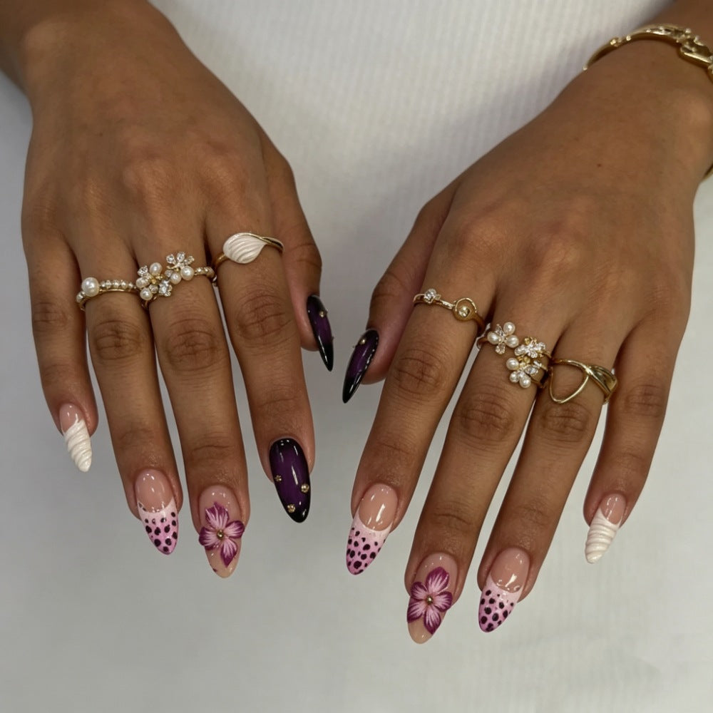 Künstlerisches Florales und Texturiertes Press-On Nagelset Brehn