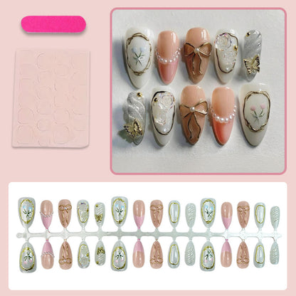 Kunstnagelset mit romantischen Blüten- und Goldverzierungen Brehn