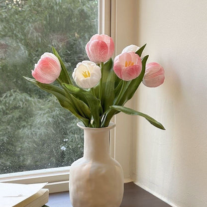 Dekorativer künstlicher Tulpenstrauß