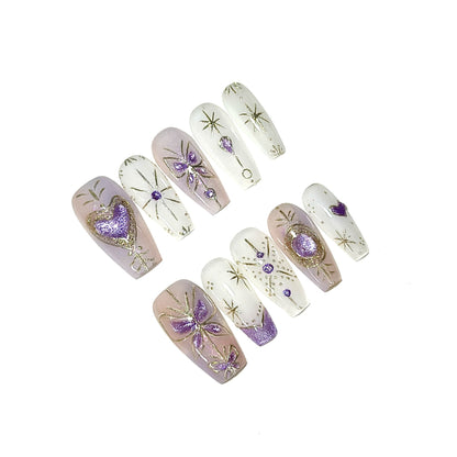 Künstlerisches Press-On Nail Art Set mit eleganten Edelstein-Akzenten