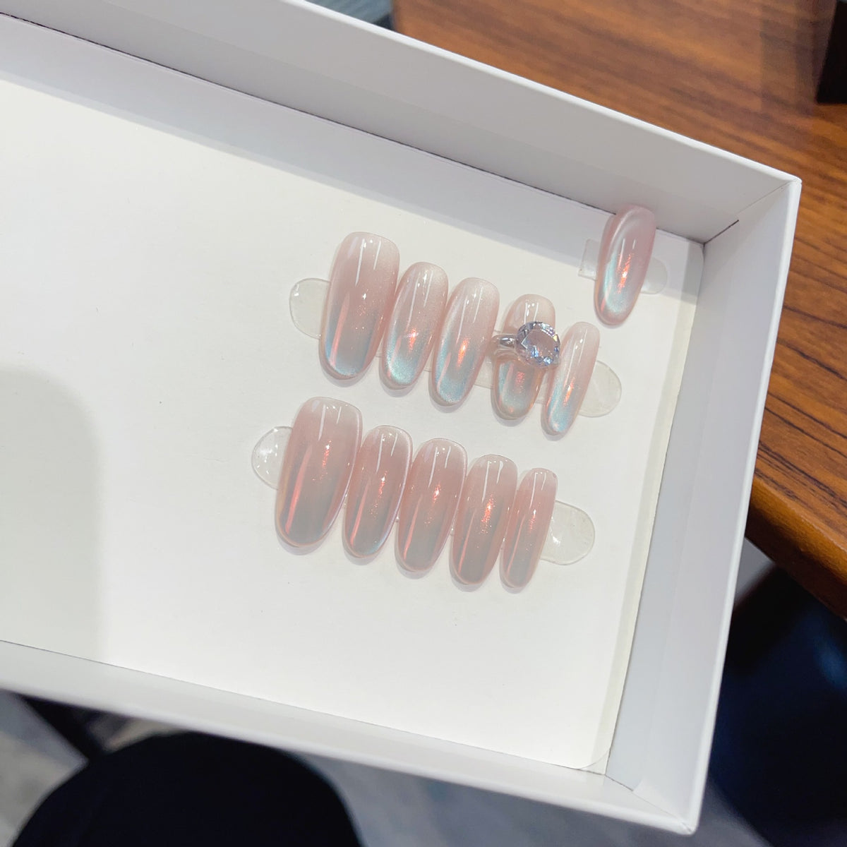Elegantly Designed Press-On Nail Set Brehn