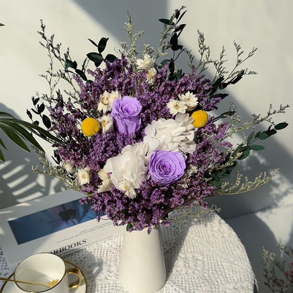 Eleganter Trockenblumenstrauß