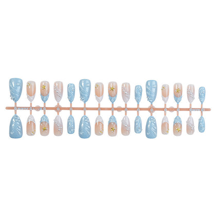 Kunstnagelset mit glitzernden Akzenten und floralem Design Brehn
