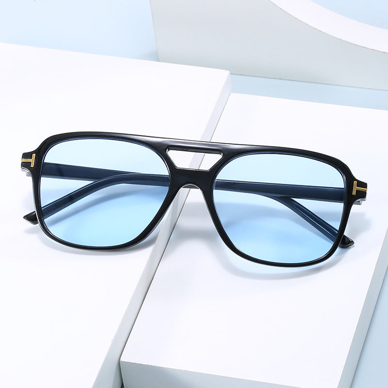Damen modische Brille mit feinem Rahmen und strengen Konturen Brehn
