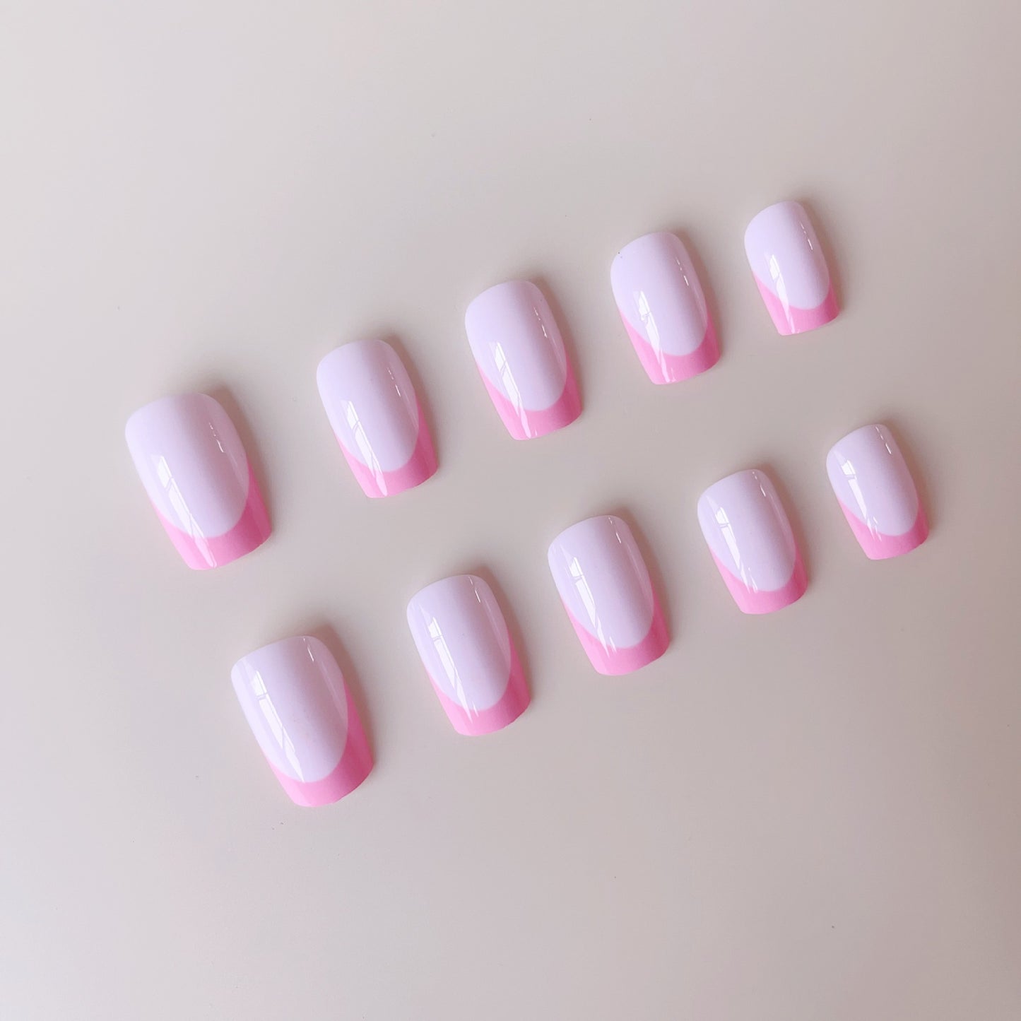 Kunstnagelset mit luxuriösem französischen Design und kreativen Neon-Akzenten Brehn