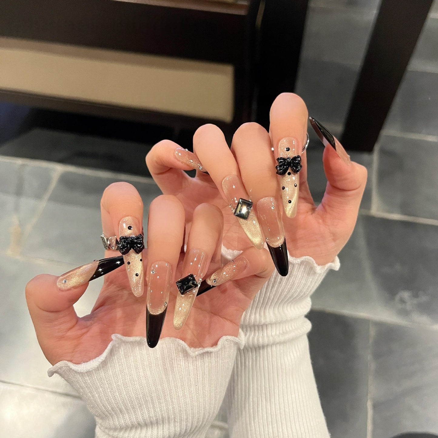 Elegante Kunstnägel mit Schleifen- und Strassdesign Brehn