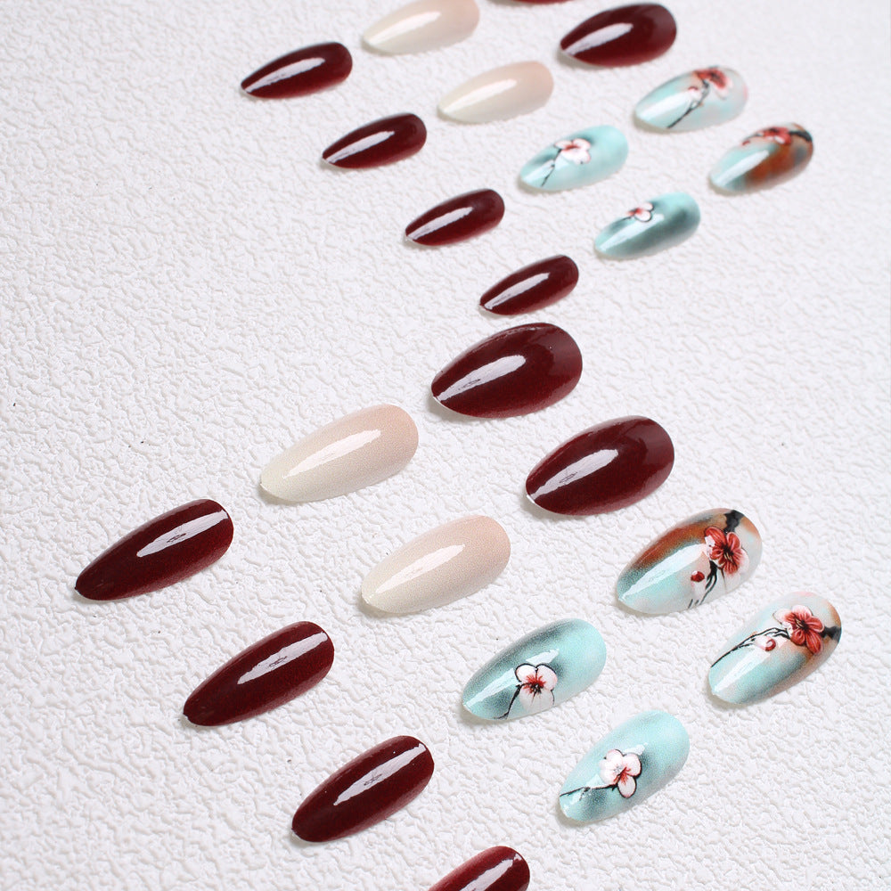 Künstlerische florale Press-On-Nageldesigns Brehn