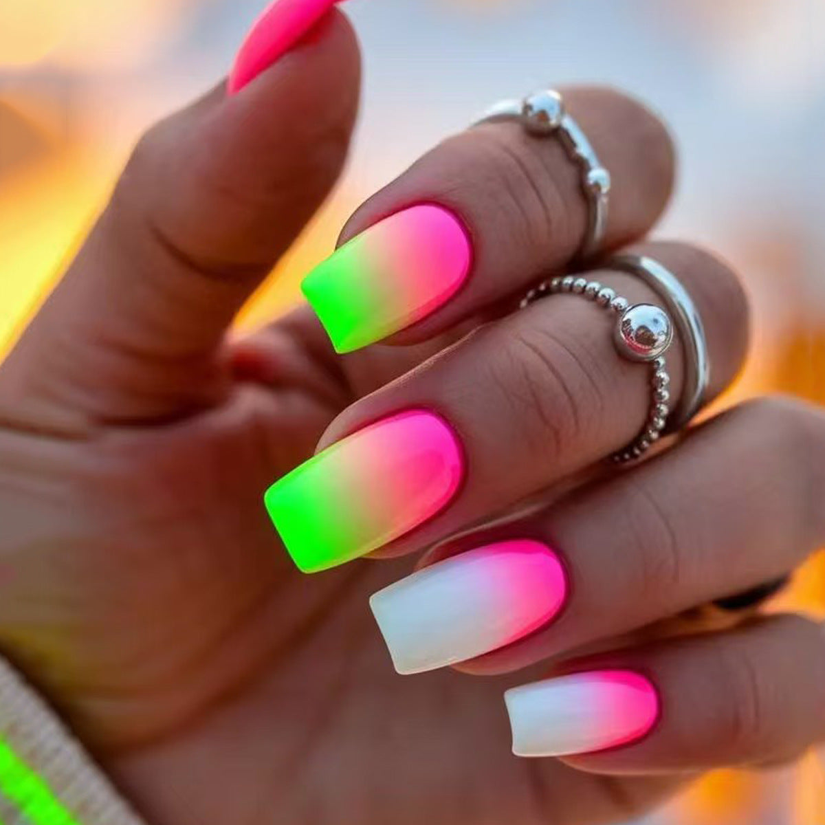Kreative Gel-Nägel mit Neon-Farbverlauf Brehn