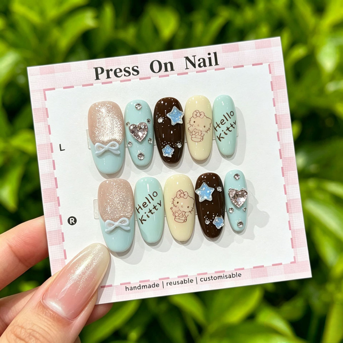 Künstlerisches Press-On Nail Art Set mit niedlichen Charakteren und Schleifenakzenten