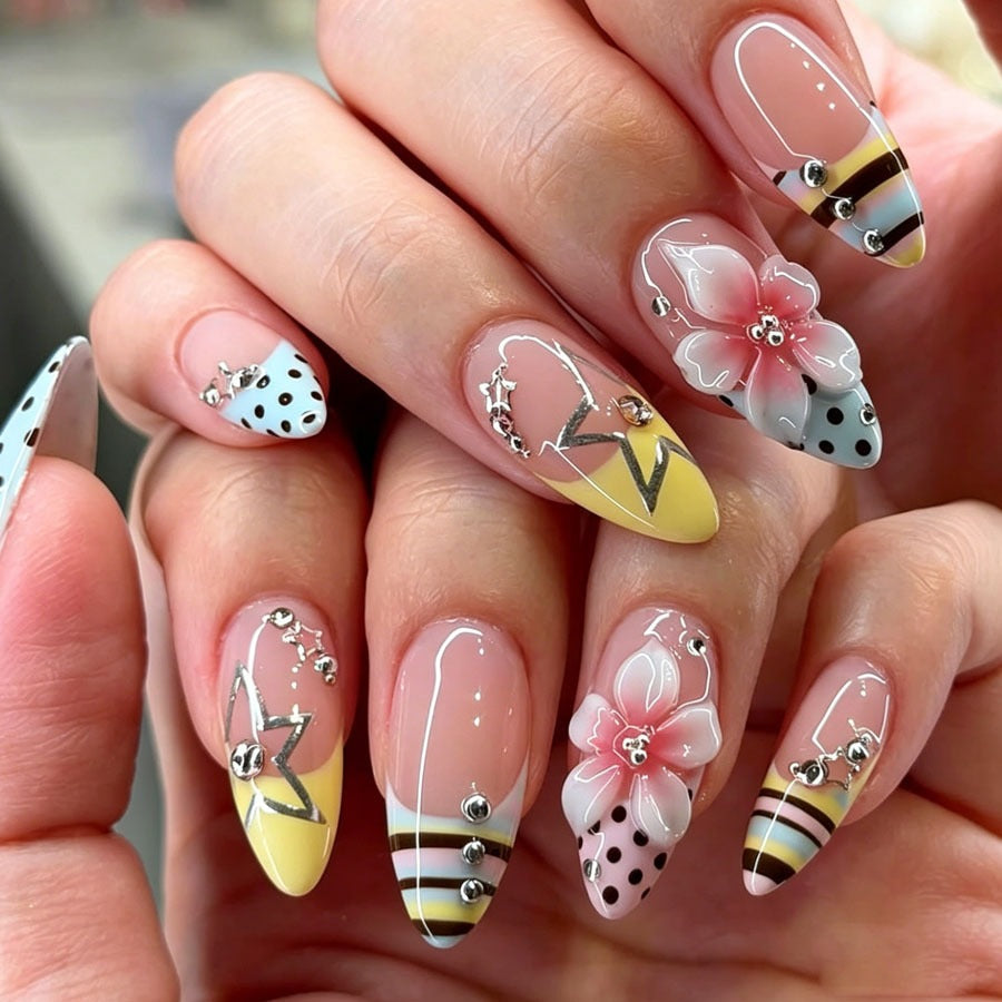 Kunstnagelset mit stilvollen floralen Akzenten und Glitzerdetails Brehn