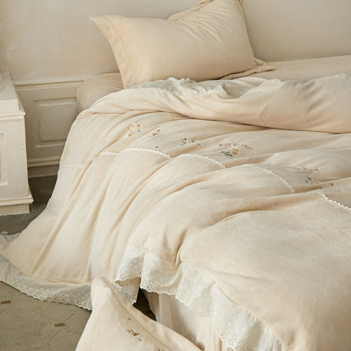 Bestickte Baumwollbettbezug-Sets mit Ösen-Spitzenbesatz und Kissenbezügen