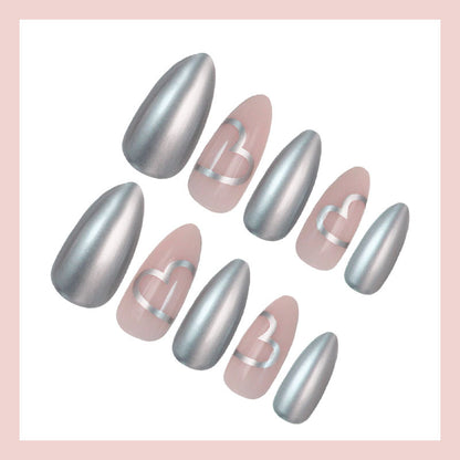 Kunstnagelset mit luxuriösem Silber-Finish und Herzmotiven Brehn