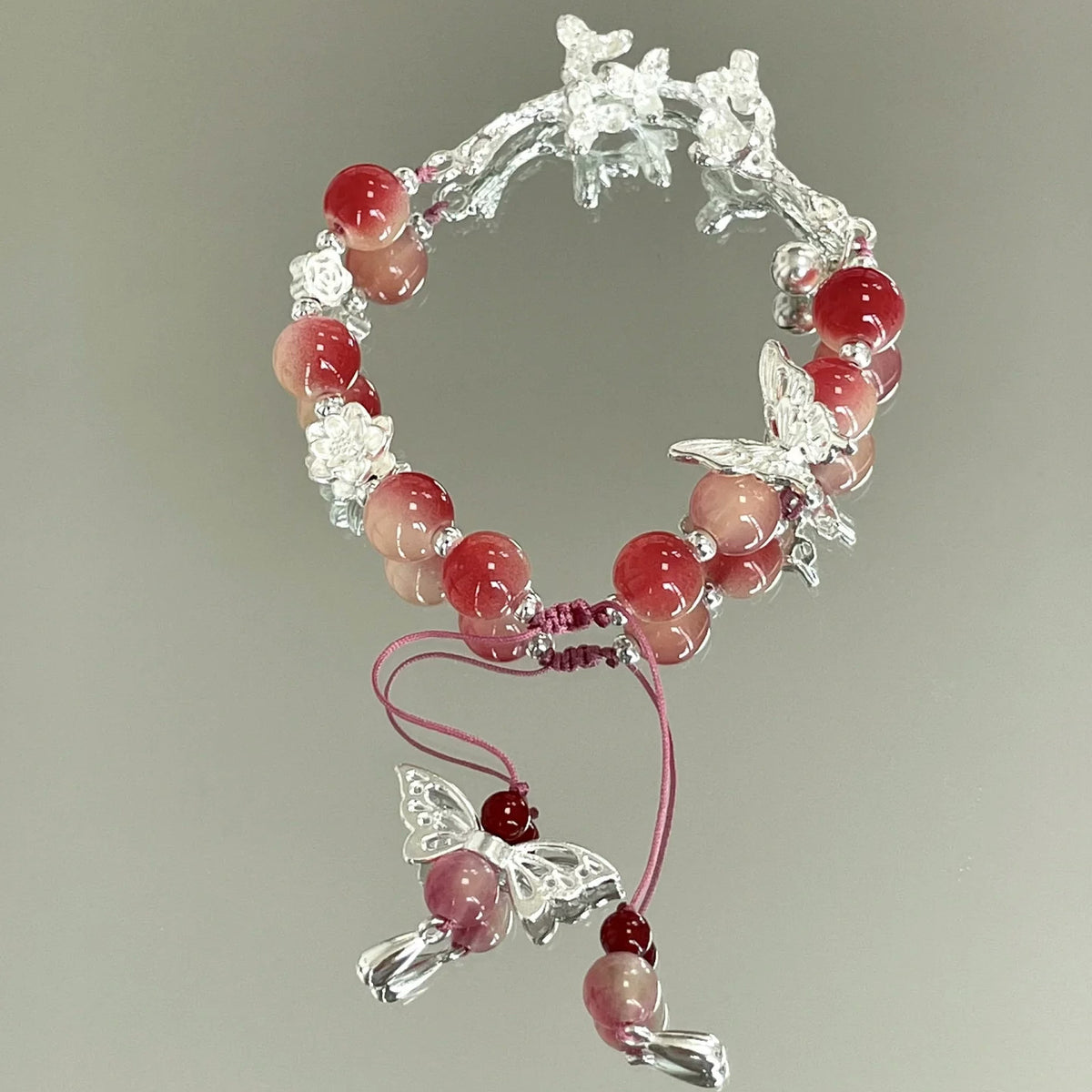 Handgefertigtes florales Schmetterlings-Charm-Armband Brehn