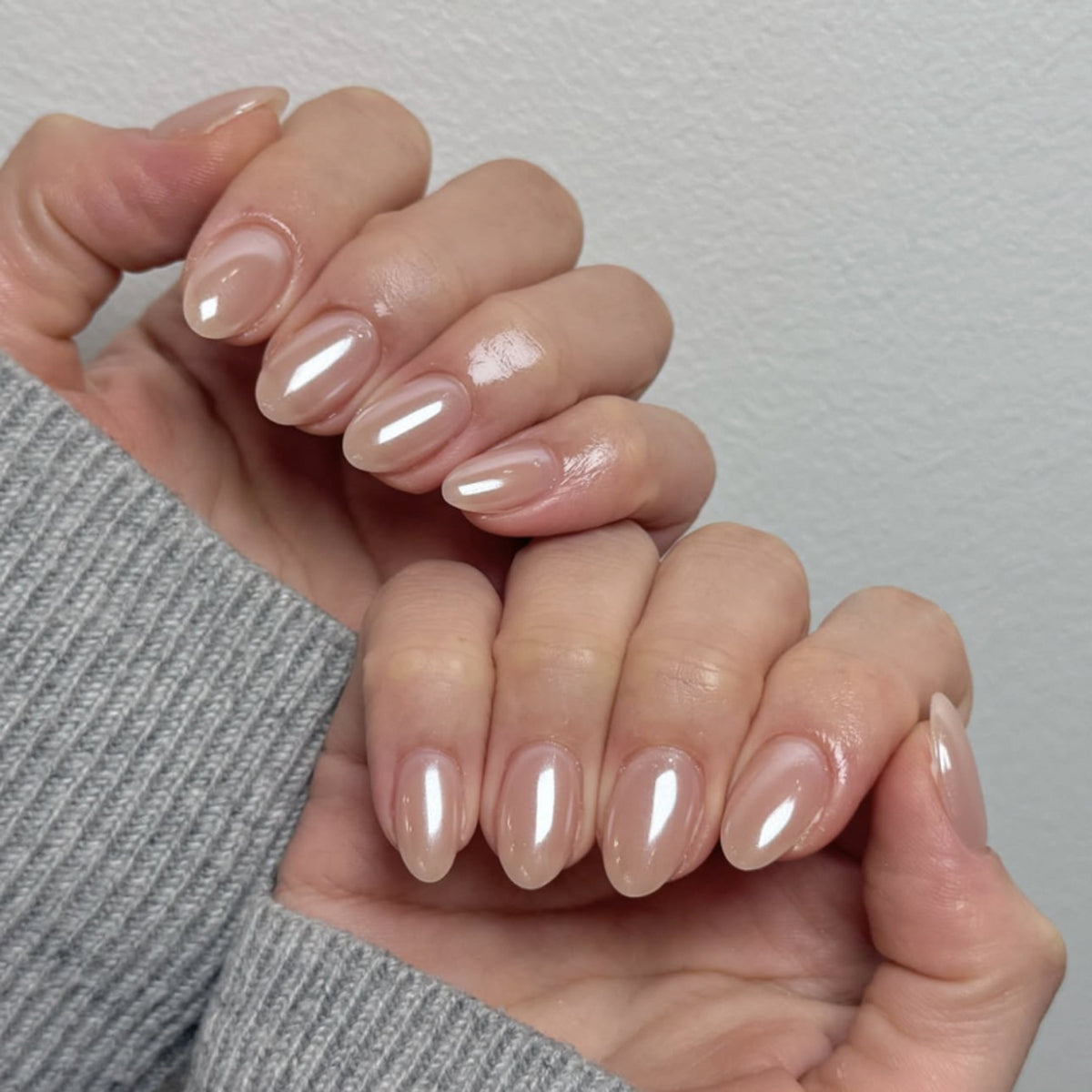 Künstliche Nagelkunst mit verspielten Punkten und Schleifen Brehn